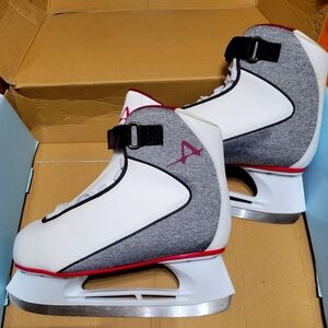 Women's hockey skates